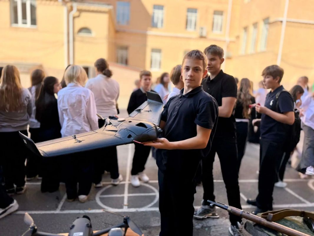 Сегодня в школе №1 города Новочеркасска состоялся «Урок мужества», объединивший поколения защитников Отечества и молодёжь в одном зале Сегодня в школе №1 города Новочеркасска состоялся «Урок мужества», объединивший поколения защитников Отечества и молодёжь в одном зале