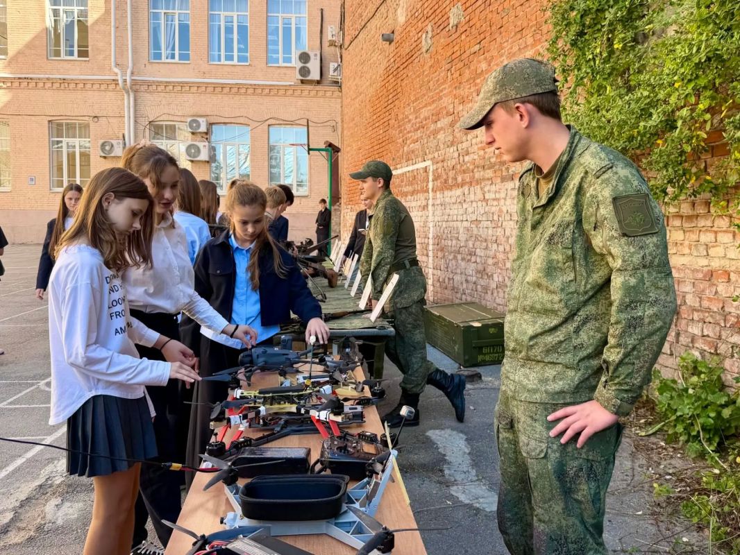 Сегодня в школе №1 города Новочеркасска состоялся «Урок мужества», объединивший поколения защитников Отечества и молодёжь в одном зале Сегодня в школе №1 города Новочеркасска состоялся «Урок мужества», объединивший поколения защитников Отечества и молодёжь в одном зале