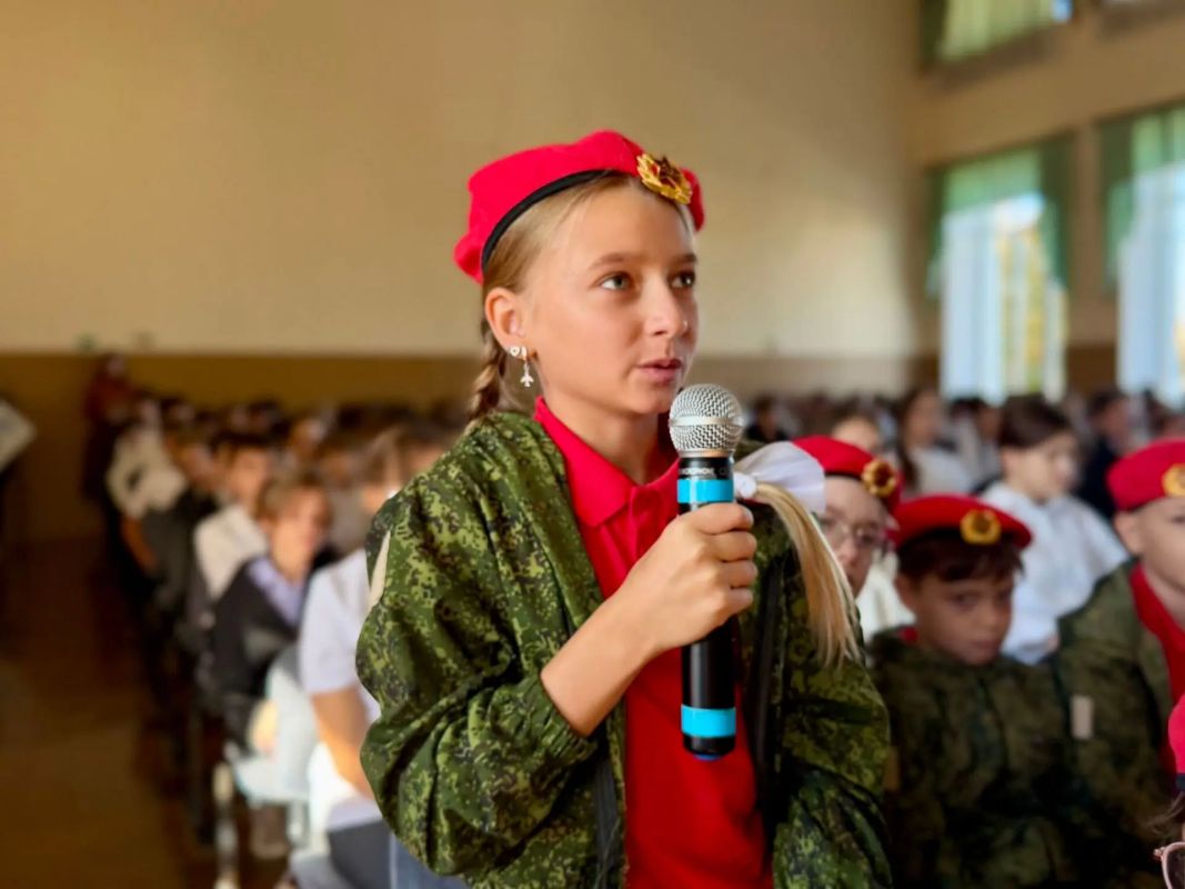 Сегодня в школе №1 города Новочеркасска состоялся «Урок мужества», объединивший поколения защитников Отечества и молодёжь в одном зале Сегодня в школе №1 города Новочеркасска состоялся «Урок мужества», объединивший поколения защитников Отечества и молодёжь в одном зале