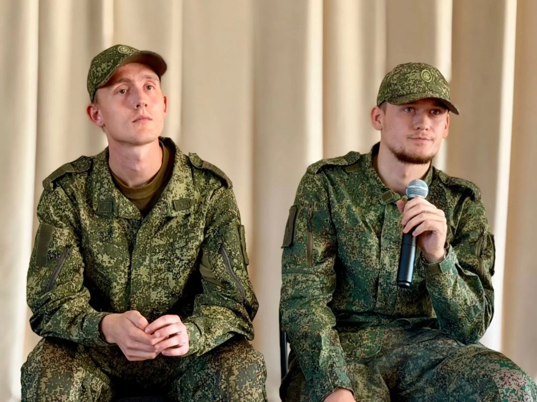 Сегодня в школе №1 города Новочеркасска состоялся «Урок мужества», объединивший поколения защитников Отечества и молодёжь в одном зале