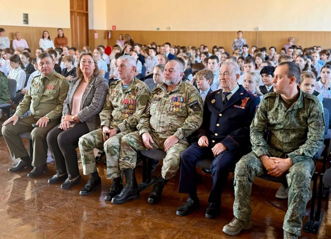 Сегодня в школе №1 города Новочеркасска состоялся «Урок мужества», объединивший поколения защитников Отечества и молодёжь в одном зале Сегодня в школе №1 города Новочеркасска состоялся «Урок мужества», объединивший поколения защитников Отечества и молодёжь в одном зале