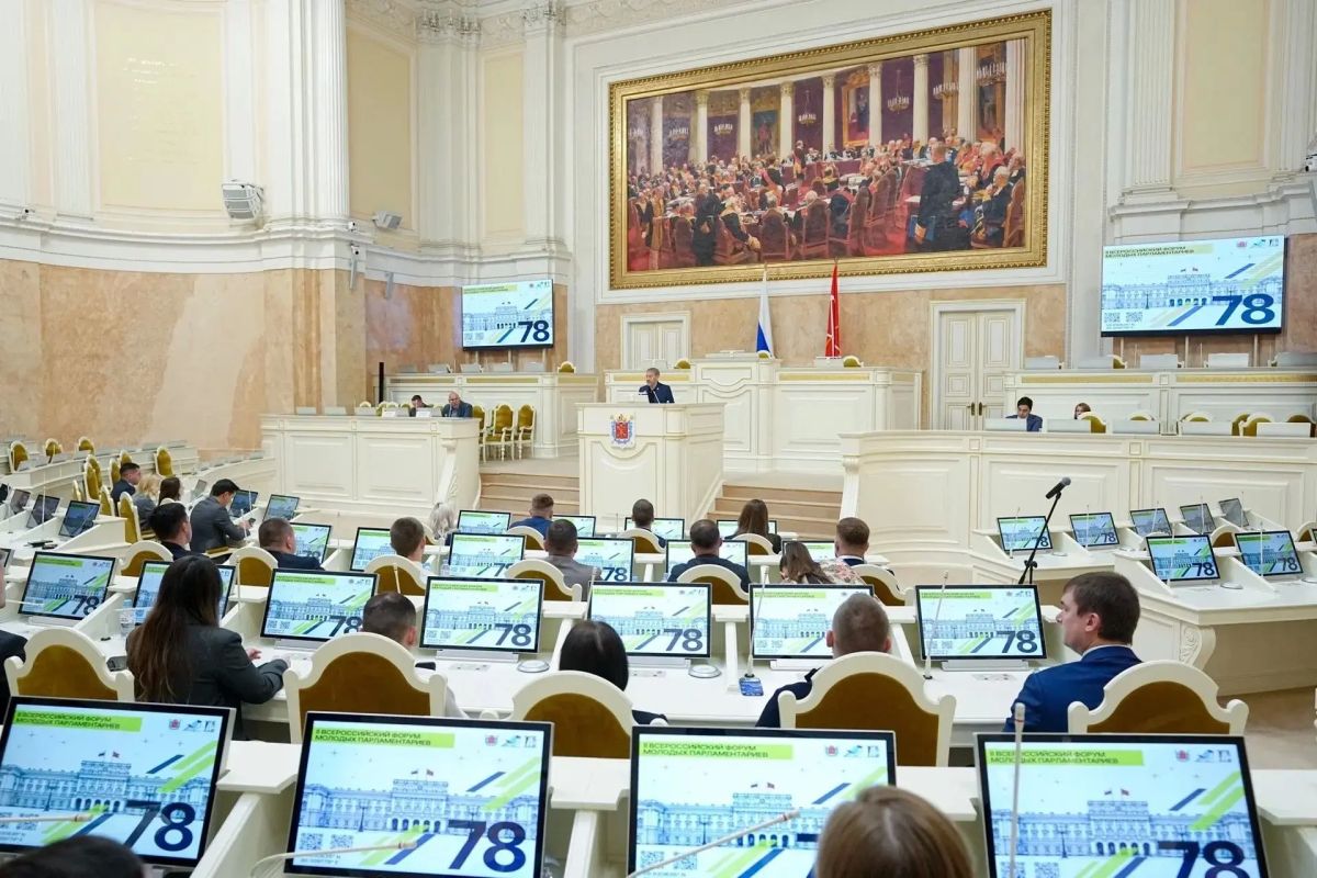 Председатель Молодежного парламента при Законодательном Собрании Ростовской области Владимир Дьяченко принял участие во II Всероссийском форуме молодых парламентариев в Санкт-Петербурге
