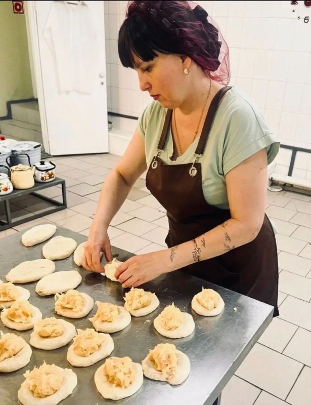 Сотрудники Городской больницы скорой медицинской помощи изготовили пирожки и пиццу и передали военнослужащим, проходящим лечение в госпитале Сотрудники Городской больницы скорой медицинской помощи изготовили пирожки и пиццу и передали военнослужащим, проходящим лечение в госпитале