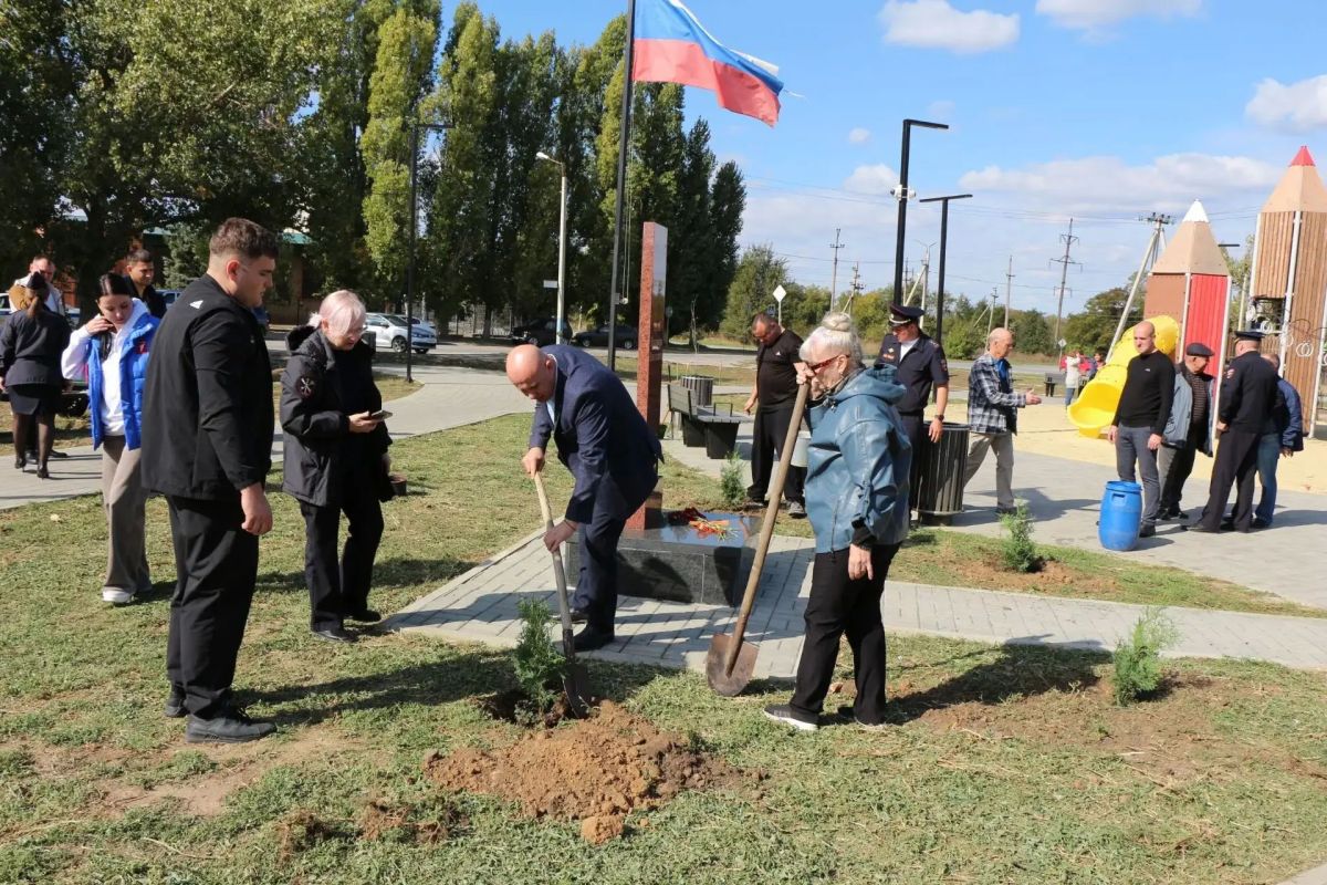 В Морозовске сотрудники уголовного розыска совместно с ветеранами службы высадили туи возле памятной плиты в сквере им. Орлова В.Н В Морозовске сотрудники уголовного розыска совместно с ветеранами службы высадили туи возле памятной плиты в сквере им. Орлова В.Н