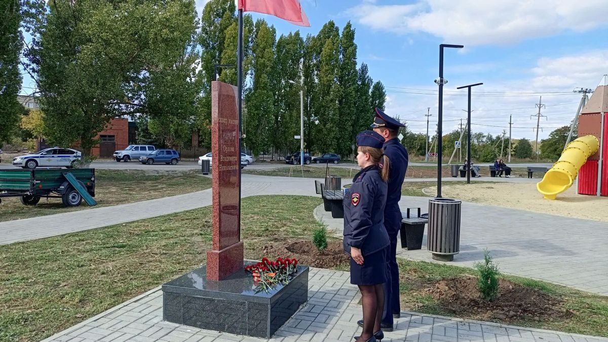В Морозовске сотрудники уголовного розыска совместно с ветеранами службы высадили туи возле памятной плиты в сквере им. Орлова В.Н В Морозовске сотрудники уголовного розыска совместно с ветеранами службы высадили туи возле памятной плиты в сквере им. Орлова В.Н