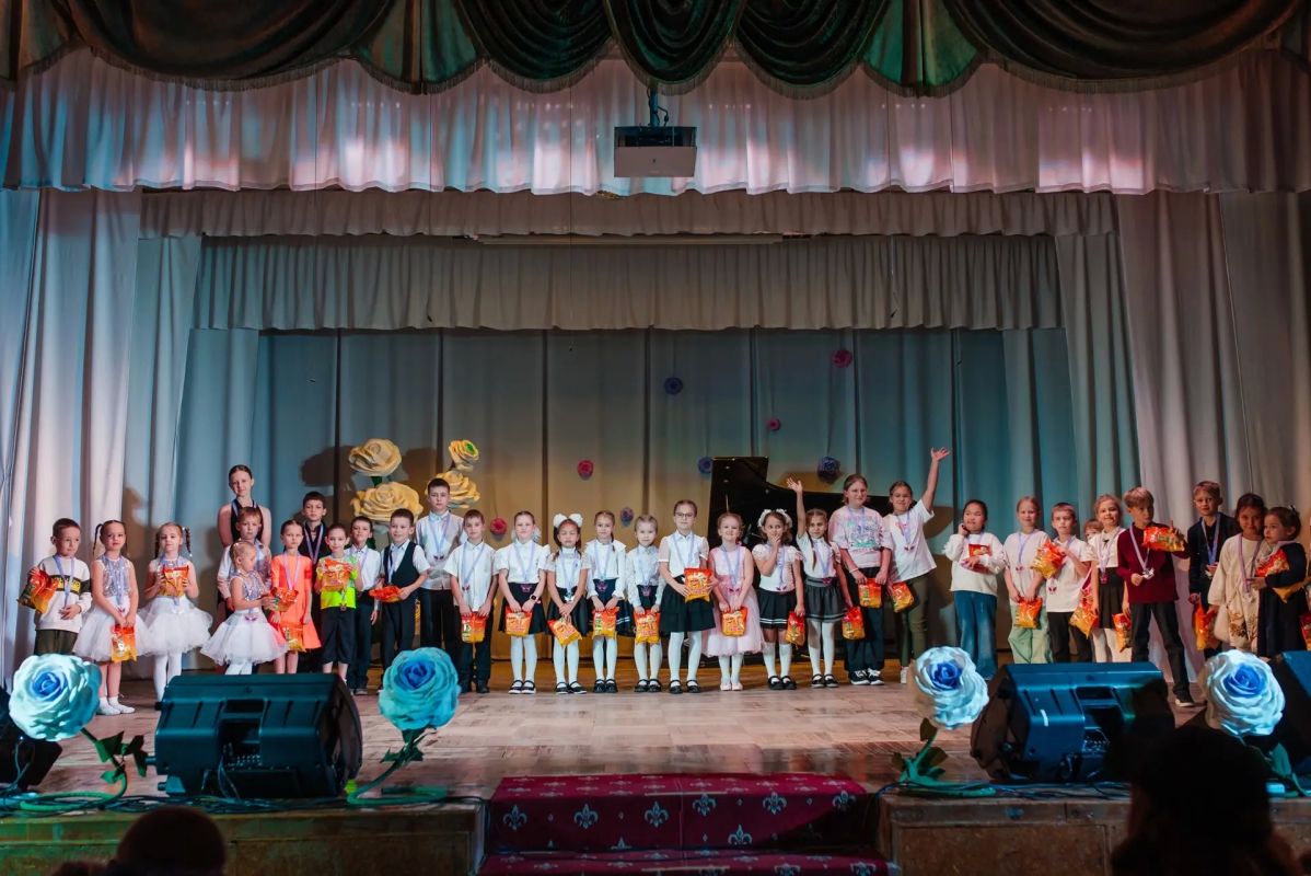 В детской школе искусств «Лира-Альянс» прошёл первый концерт учебного года, приуроченный ко Дню учителя и торжественному посвящению новых воспитанников — юных музыкантов, танцоров и художников — в первоклассники В детской школе искусств «Лира-Альянс» прошёл первый концерт учебного года, приуроченный ко Дню учителя и торжественному посвящению новых воспитанников — юных музыкантов, танцоров и художников — в первоклассники