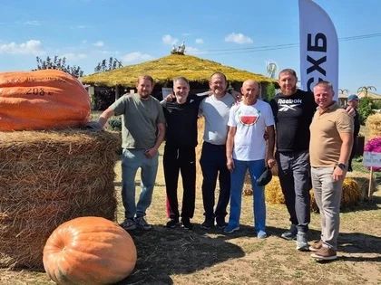 Фермер из Белой Калитвы Александр Карапетов взял две награды на «Агробатл2026»: кубок за самый сладкий арбуз и третье место за тыкву весом 87,5 кг Фермер из Белой Калитвы Александр Карапетов взял две награды на «Агробатл2026»: кубок за самый сладкий арбуз и третье место за тыкву весом 87,5 кг