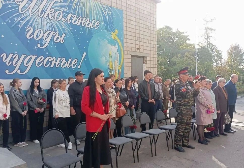 Герой навсегда: в Шахтах открыли мемориальную доску Юрию Селиванову Герой навсегда: в Шахтах открыли мемориальную доску Юрию Селиванову