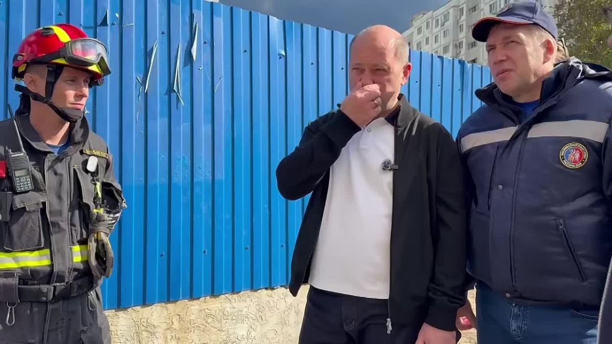 Жители поврежденных из-за атаки ВСУ домов в Ростове-на-Дону смогут вернуться в них после устранения последствий удара, всем нуждающимся предложат размещение в маневренном фонде, сообщил глава города Александр Скрябин