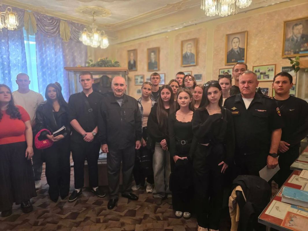Шахтинские полицейские продолжают проводить экскурсии в Музей истории органов внутренних дел и внутренних войск Шахтинские полицейские продолжают проводить экскурсии в Музей истории органов внутренних дел и внутренних войск