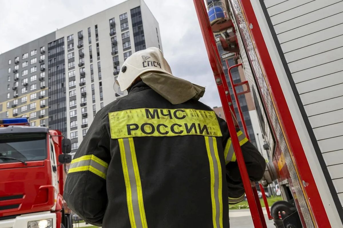 В Батайске беспилотник попал в незаселенную многоэтажку в жилом комплексе, после чего начался пожар