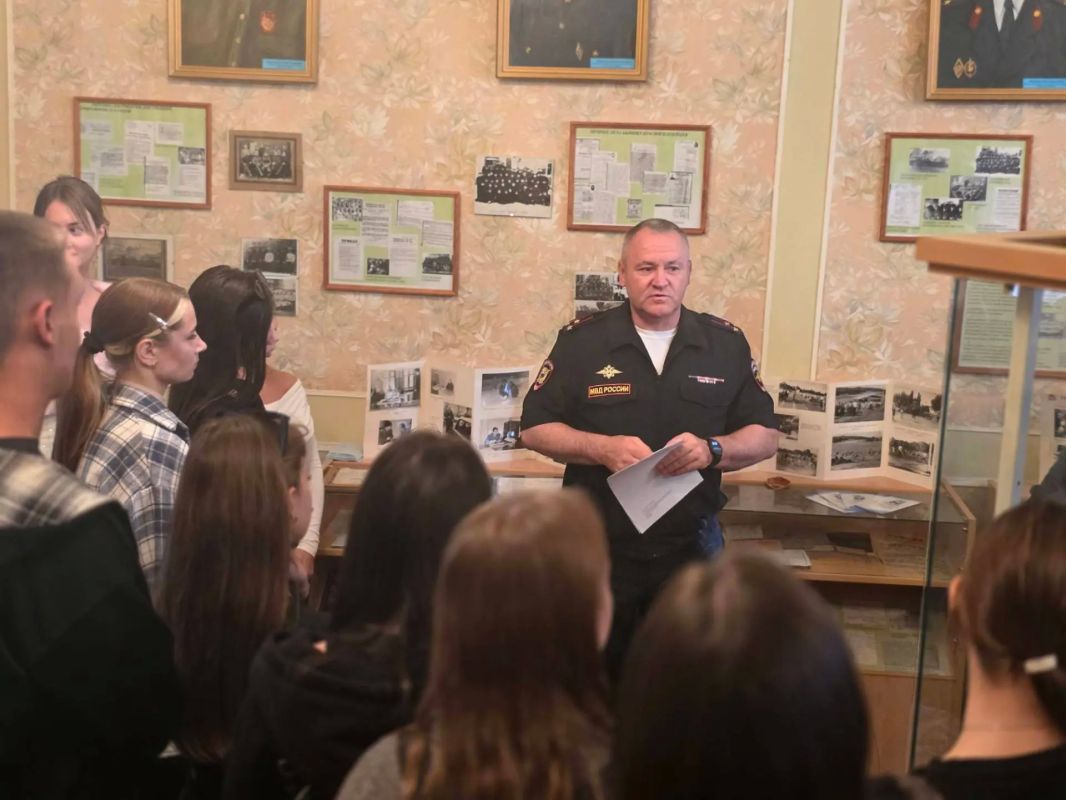 Шахтинские полицейские продолжают проводить экскурсии в Музей истории органов внутренних дел и внутренних войск Шахтинские полицейские продолжают проводить экскурсии в Музей истории органов внутренних дел и внутренних войск
