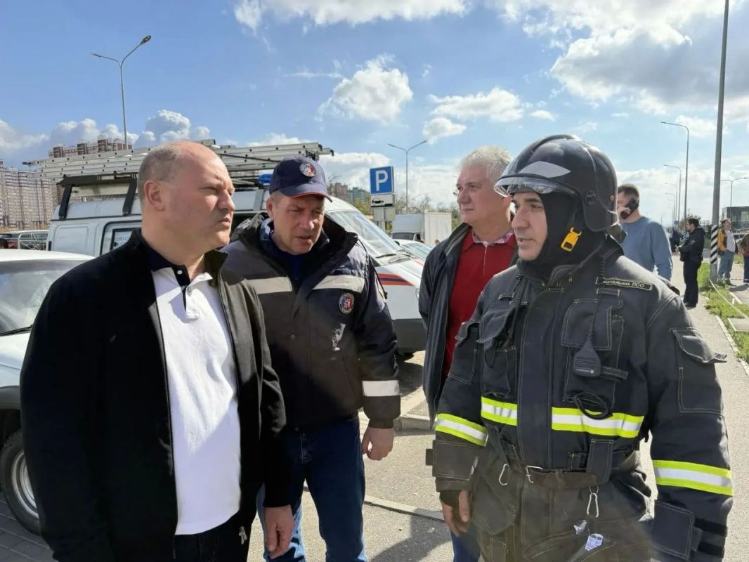 Жители поврежденных из-за атаки ВСУ домов в Ростове-на-Дону смогут вернуться в них после устранения последствий удара, всем нуждающимся предложат размещение в маневренном фонде, сообщил глава города Александр Скрябин Жители поврежденных из-за атаки ВСУ домов в Ростове-на-Дону смогут вернуться в них после устранения последствий удара, всем нуждающимся предложат размещение в маневренном фонде, сообщил глава города Александр Скрябин