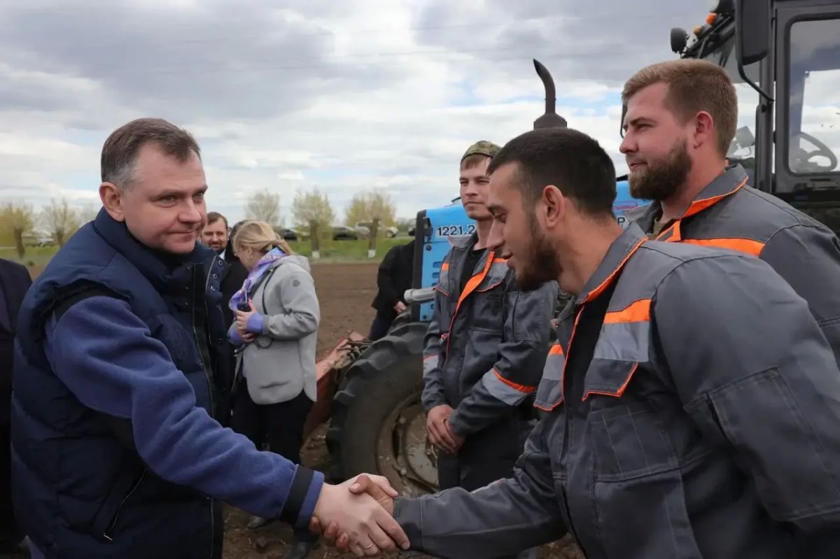 Юрий Слюсарь: Донская земля всегда славилась людьми, которые умеют и любят на ней трудиться Юрий Слюсарь: Донская земля всегда славилась людьми, которые умеют и любят на ней трудиться