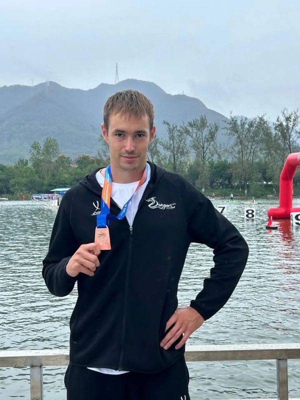 Гребец из Батайска Владимир Дубровин взял два золота и бронзу на чемпионате мира по гребле на лодках «Дракон» в Ханчжоу Гребец из Батайска Владимир Дубровин взял два золота и бронзу на чемпионате мира по гребле на лодках «Дракон» в Ханчжоу