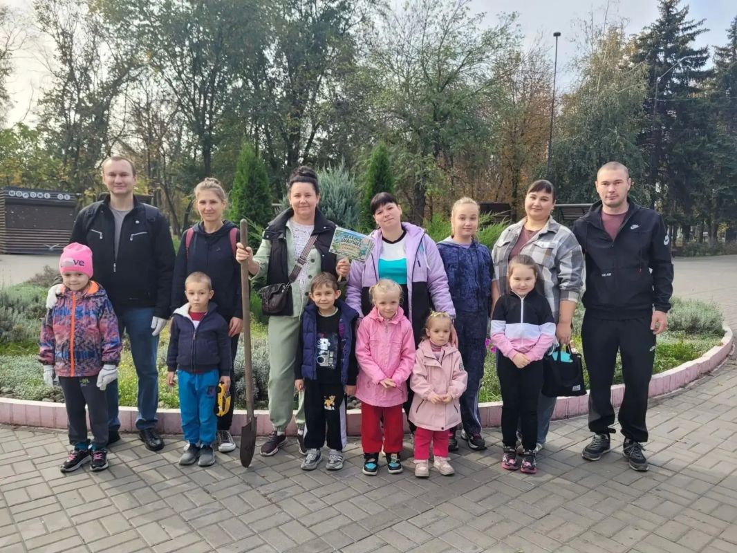 10 октября в парке «Электровозостроителей» прошла акция по высадке деревьев и кустарников 10 октября в парке «Электровозостроителей» прошла акция по высадке деревьев и кустарников