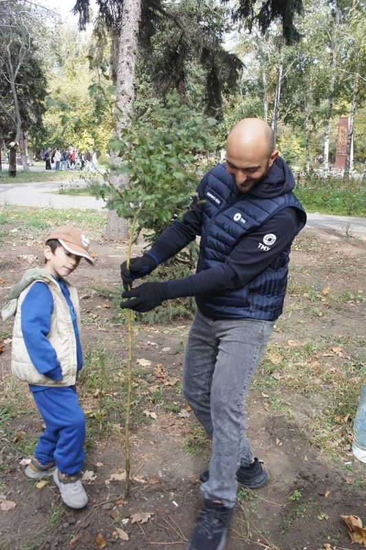 10 октября в парке «Электровозостроителей» прошла акция по высадке деревьев и кустарников 10 октября в парке «Электровозостроителей» прошла акция по высадке деревьев и кустарников