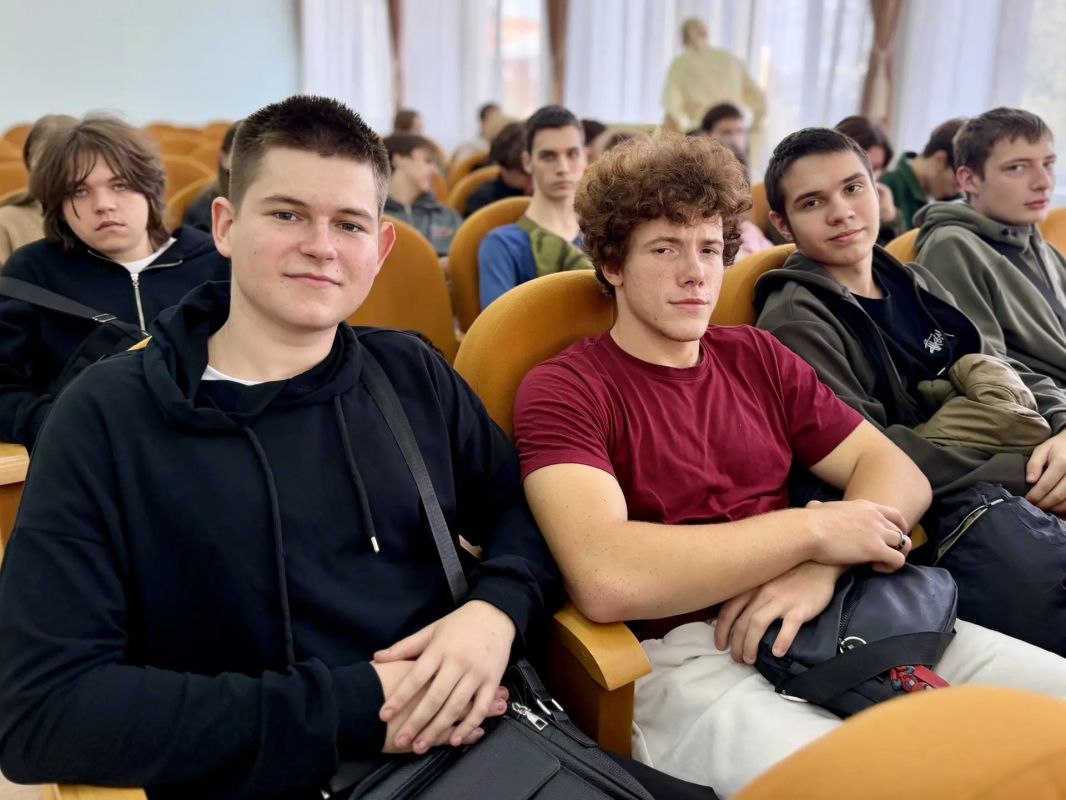 В большом зале городской Думы Новочеркасска состоялось профориентационное мероприятие в рамках федерального проекта «ГосСтарт.Диалог». Встреча была организована специально для школьников и студентов колледжей города, чтобы... В большом зале городской Думы Новочеркасска состоялось профориентационное мероприятие в рамках федерального проекта «ГосСтарт.Диалог». Встреча была организована специально для школьников и студентов колледжей города, чтобы...