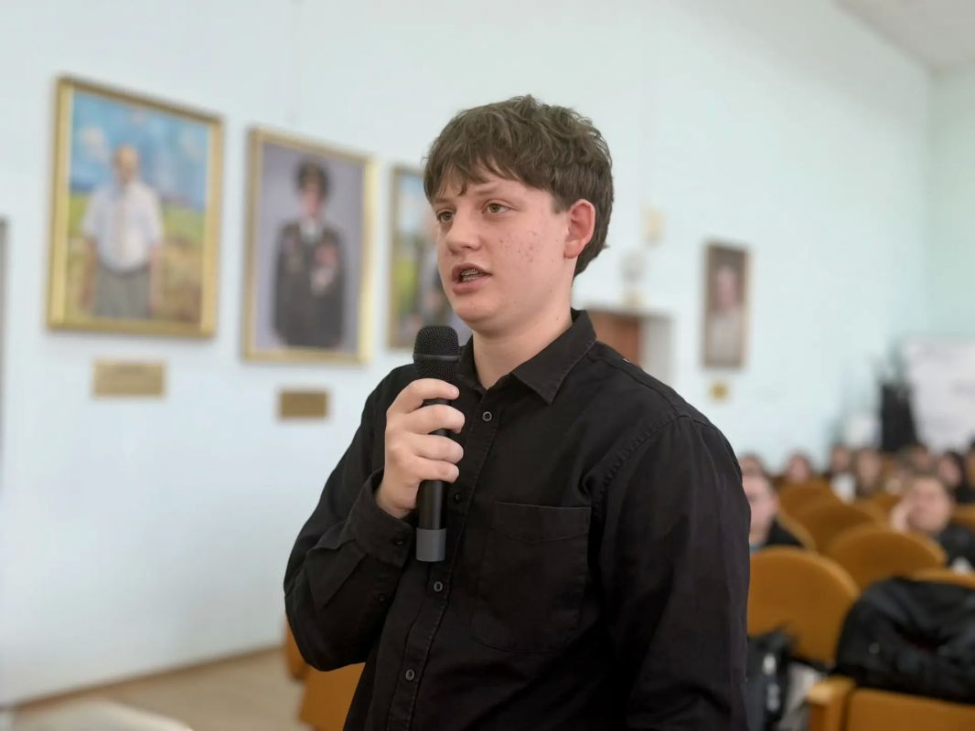 В большом зале городской Думы Новочеркасска состоялось профориентационное мероприятие в рамках федерального проекта «ГосСтарт.Диалог». Встреча была организована специально для школьников и студентов колледжей города, чтобы... В большом зале городской Думы Новочеркасска состоялось профориентационное мероприятие в рамках федерального проекта «ГосСтарт.Диалог». Встреча была организована специально для школьников и студентов колледжей города, чтобы...