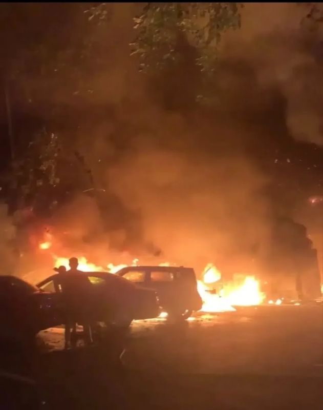 После пожара на АЗС в Ростове владельцы 19 машин не могут добиться компенсации После пожара на АЗС в Ростове владельцы 19 машин не могут добиться компенсации