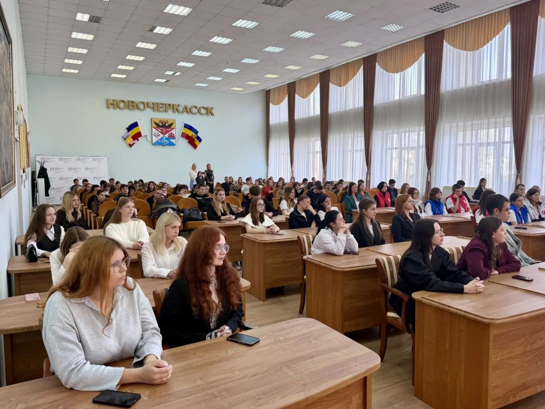 В большом зале городской Думы Новочеркасска состоялось профориентационное мероприятие в рамках федерального проекта «ГосСтарт.Диалог». Встреча была организована специально для школьников и студентов колледжей города, чтобы... В большом зале городской Думы Новочеркасска состоялось профориентационное мероприятие в рамках федерального проекта «ГосСтарт.Диалог». Встреча была организована специально для школьников и студентов колледжей города, чтобы...