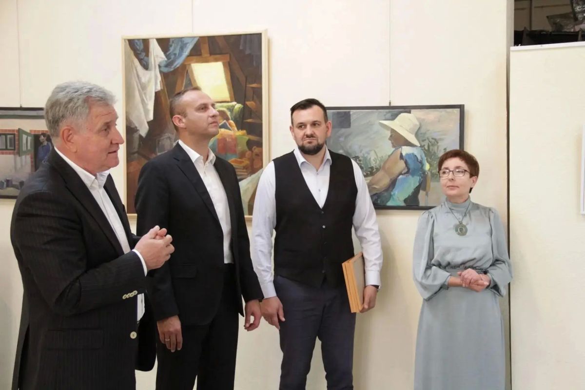 В Выставочном зале Дома-музея Ивана Крылова в 15 раз открылась ежегодная региональная выставка «Молодые художники Дона и Кубани» В Выставочном зале Дома-музея Ивана Крылова в 15 раз открылась ежегодная региональная выставка «Молодые художники Дона и Кубани»