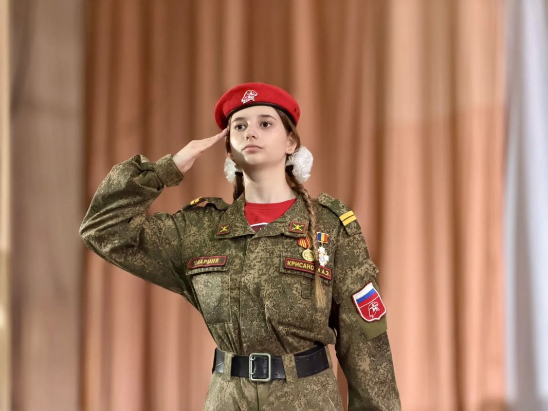 В Доме офицеров состоялась торжественная церемония посвящения школьников Новочеркасска в ряды Всероссийского детско-юношеского военно-патриотического общественного движения «Юнармия» В Доме офицеров состоялась торжественная церемония посвящения школьников Новочеркасска в ряды Всероссийского детско-юношеского военно-патриотического общественного движения «Юнармия»