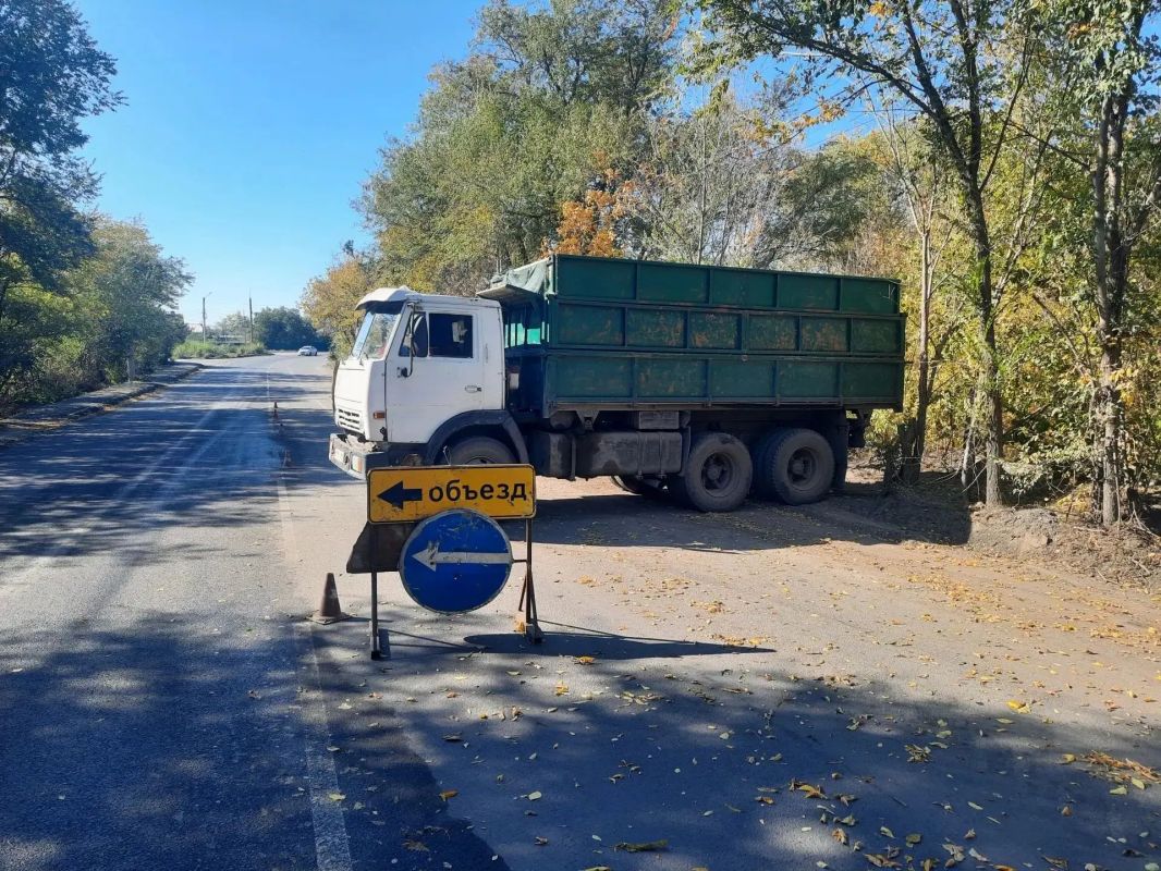 Продолжаются работы по очистке от грунта после ремонта автодороги ХБК-Артем в Шахтах Продолжаются работы по очистке от грунта после ремонта автодороги ХБК-Артем в Шахтах