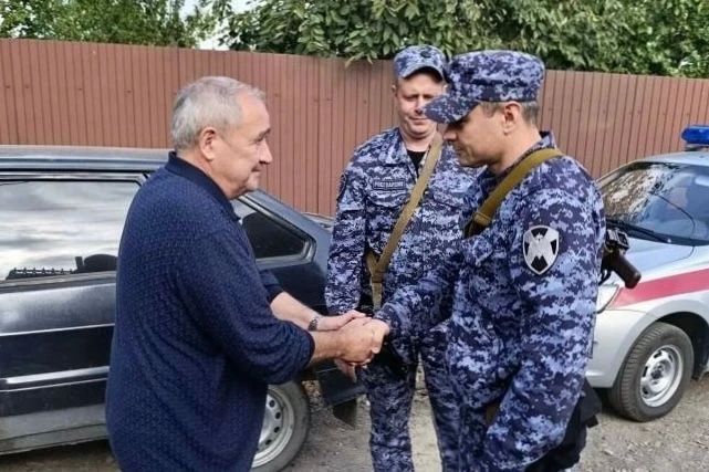 В Каменске-Шахтинском сотрудники вневедомственной охраны Управления Росгвардии по Ростовской области помогли местному жителю заменить пробитое колесо