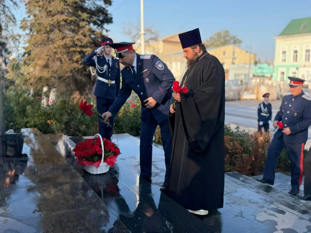 Сегодня, 14 октября, Новочеркасск вместе со всем российским казачеством отмечает светлый и особо чтимый праздник — Покров Пресвятой Богородицы Сегодня, 14 октября, Новочеркасск вместе со всем российским казачеством отмечает светлый и особо чтимый праздник — Покров Пресвятой Богородицы