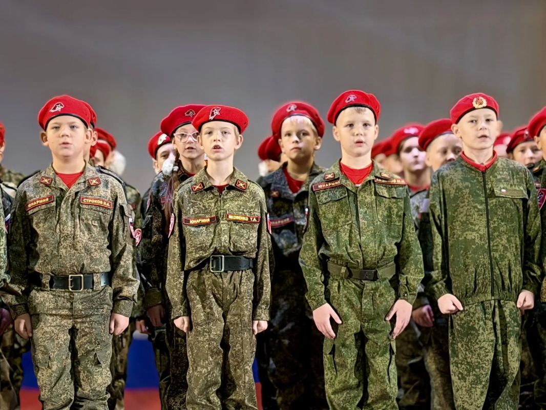 В Доме офицеров состоялась торжественная церемония посвящения школьников Новочеркасска в ряды Всероссийского детско-юношеского военно-патриотического общественного движения «Юнармия» В Доме офицеров состоялась торжественная церемония посвящения школьников Новочеркасска в ряды Всероссийского детско-юношеского военно-патриотического общественного движения «Юнармия»