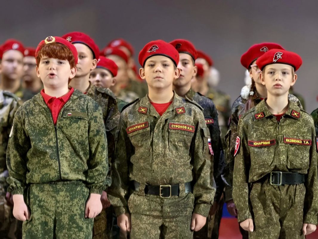 В Доме офицеров состоялась торжественная церемония посвящения школьников Новочеркасска в ряды Всероссийского детско-юношеского военно-патриотического общественного движения «Юнармия» В Доме офицеров состоялась торжественная церемония посвящения школьников Новочеркасска в ряды Всероссийского детско-юношеского военно-патриотического общественного движения «Юнармия»