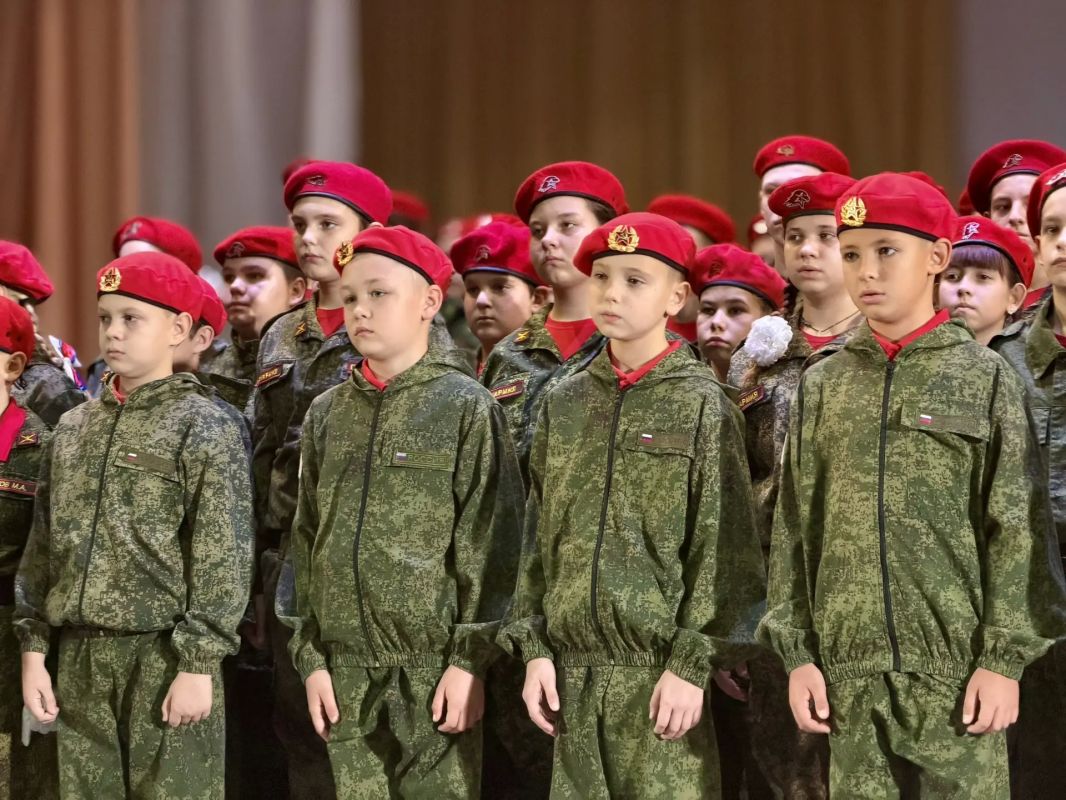В Доме офицеров состоялась торжественная церемония посвящения школьников Новочеркасска в ряды Всероссийского детско-юношеского военно-патриотического общественного движения «Юнармия» В Доме офицеров состоялась торжественная церемония посвящения школьников Новочеркасска в ряды Всероссийского детско-юношеского военно-патриотического общественного движения «Юнармия»