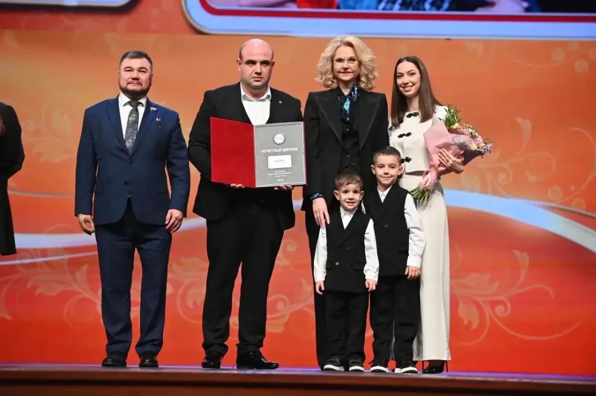 Юрий Слюсарь: Сегодня встретили семью Килафян из Мясниковского района, которая вернулась из Москвы, где была признана победителем Всероссийского конкурса «Семья года-2026» Юрий Слюсарь: Сегодня встретили семью Килафян из Мясниковского района, которая вернулась из Москвы, где была признана победителем Всероссийского конкурса «Семья года-2026»