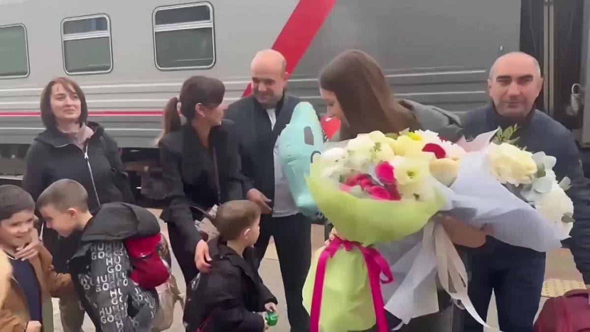 Юрий Слюсарь: Сегодня встретили семью Килафян из Мясниковского района, которая вернулась из Москвы, где была признана победителем Всероссийского конкурса «Семья года-2026»