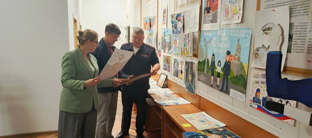 Член Общественного совета при ГУ МВД России по Ростовской области принял участие в работе жюри регионального этапа конкурса детского рисунка МВД России «Мои родители работают в полиции» Член Общественного совета при ГУ МВД России по Ростовской области принял участие в работе жюри регионального этапа конкурса детского рисунка МВД России «Мои родители работают в полиции»
