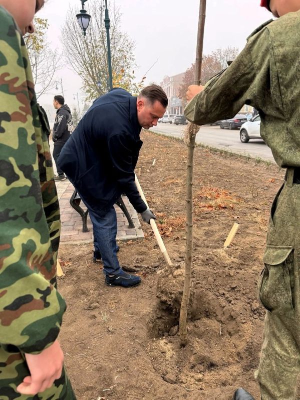 Для нашего города день древонасаждения стал по-настоящему значимым – Новочеркасск удостоился особого внимания, в акции принял участие губернатор Ростовской области Юрий Слюсарь Для нашего города день древонасаждения стал по-настоящему значимым – Новочеркасск удостоился особого внимания, в акции принял участие губернатор Ростовской области Юрий Слюсарь