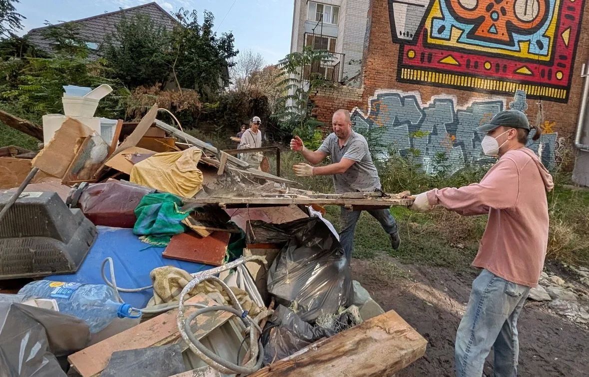 Тонны мусора вывезли из доходного дома Красса в Ростове Тонны мусора вывезли из доходного дома Красса в Ростове