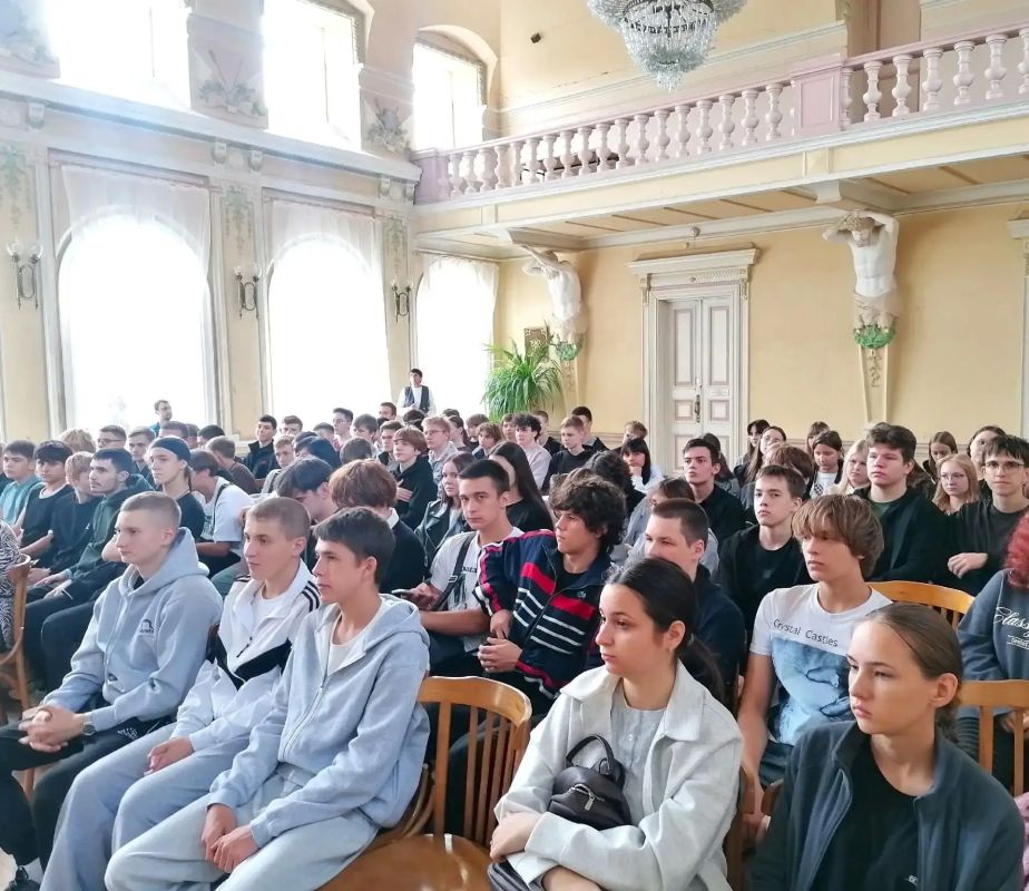 Сегодня, 19 октября, в России отмечается День лицеиста — дата, связанная с историей Императорского Царскосельского лицея, открывшегося в 1811 году Сегодня, 19 октября, в России отмечается День лицеиста — дата, связанная с историей Императорского Царскосельского лицея, открывшегося в 1811 году