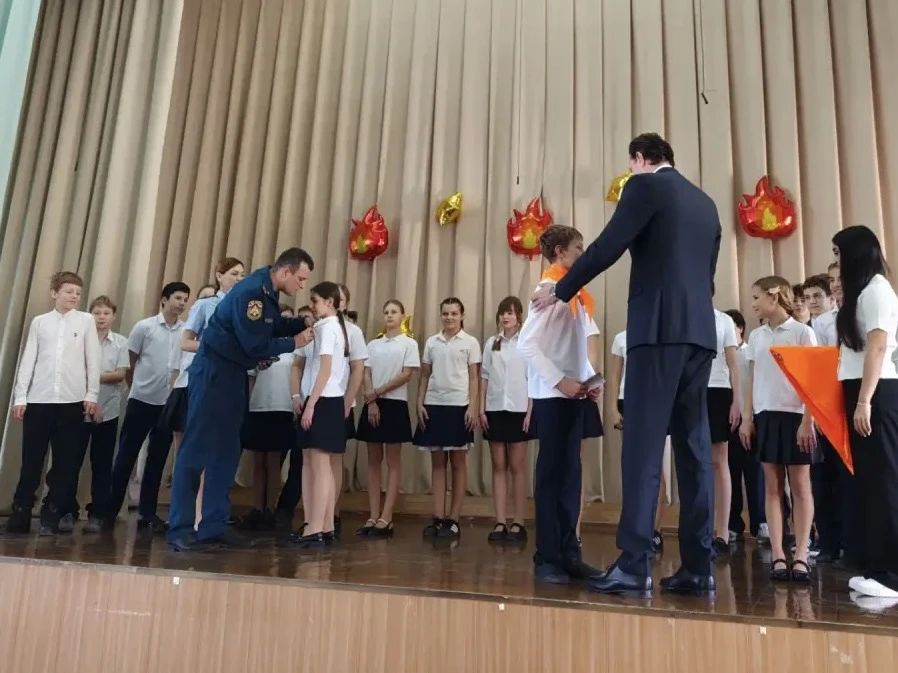 Сегодня в школе № 1 состоялась церемония торжественного посвящения школьников в юные пожарные Сегодня в школе № 1 состоялась церемония торжественного посвящения школьников в юные пожарные