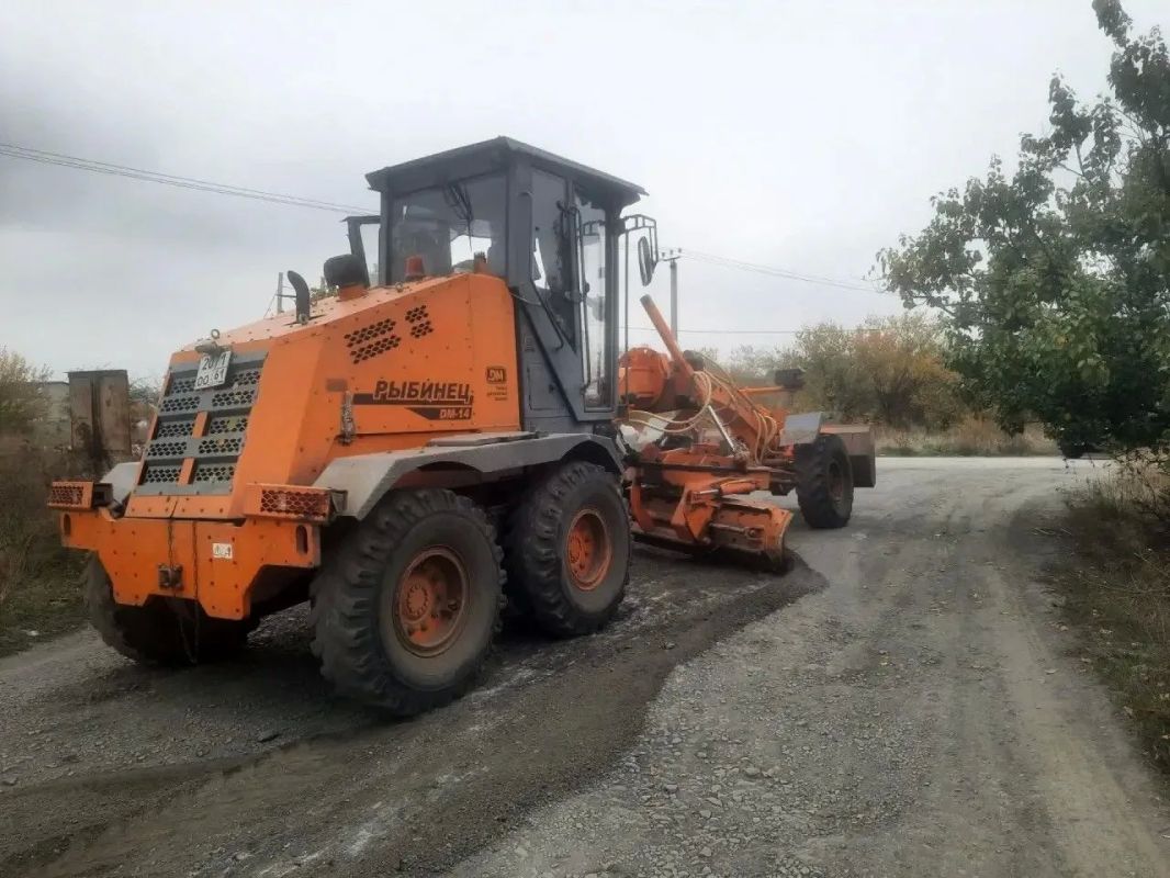В Шахтах продолжают выравнивать дороги с грунтовым покрытием В Шахтах продолжают выравнивать дороги с грунтовым покрытием