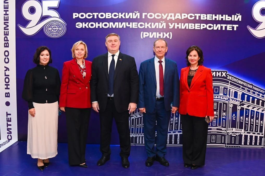 Председатель комитета Законодательного Собрания Ростовской области по экономической политике Игорь Бураков и депутат донского парламента Максим Гелас приняли участие в торжественном собрании в Институте магистратуры... Председатель комитета Законодательного Собрания Ростовской области по экономической политике Игорь Бураков и депутат донского парламента Максим Гелас приняли участие в торжественном собрании в Институте магистратуры...