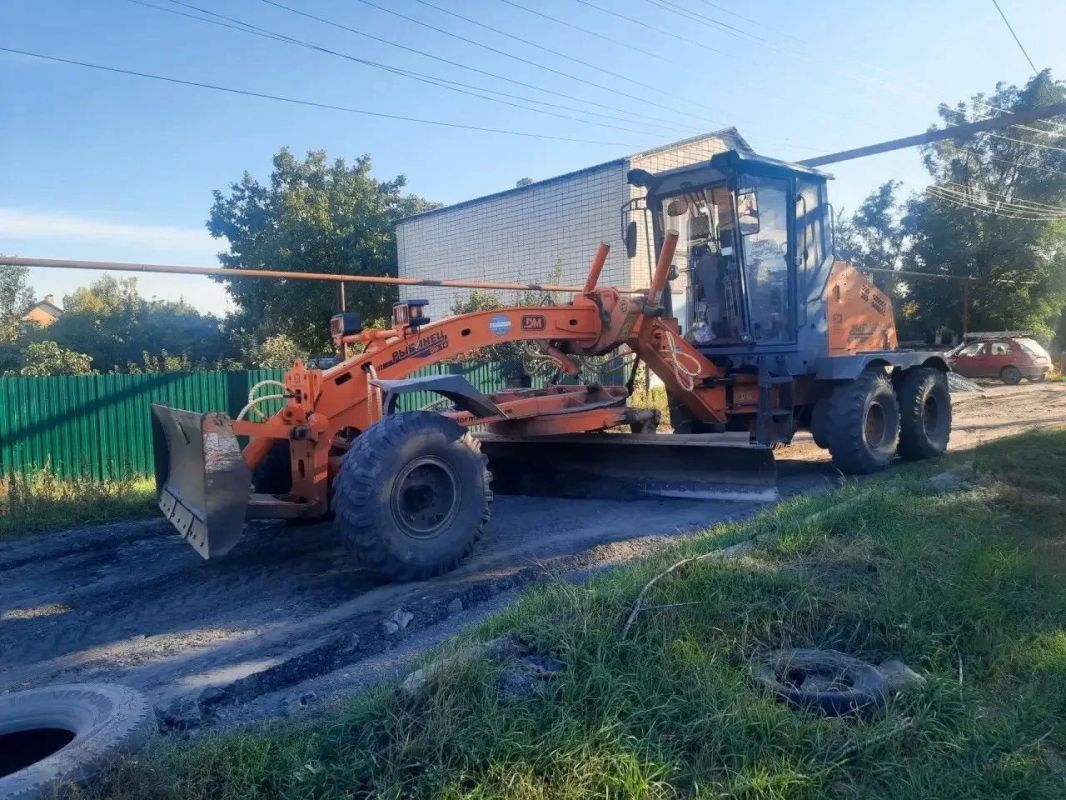 В Шахтах продолжают выравнивать дороги с грунтовым покрытием В Шахтах продолжают выравнивать дороги с грунтовым покрытием