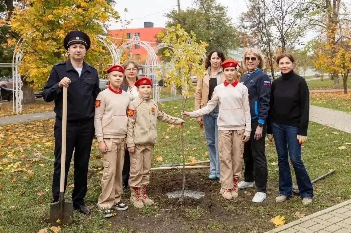 Полиция Таганрога и Общественный совет приняли участие в акции «Сад Памяти» Полиция Таганрога и Общественный совет приняли участие в акции «Сад Памяти»