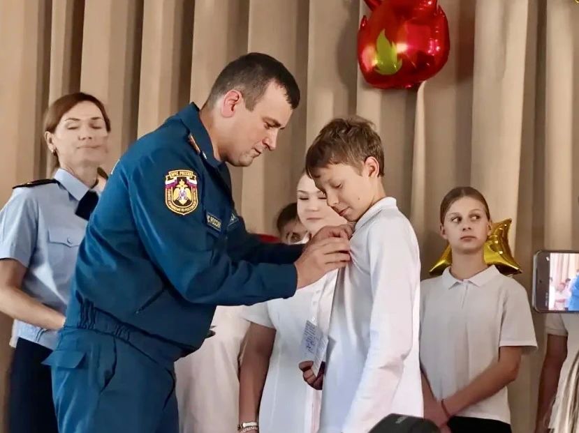 Сегодня в школе № 1 состоялась церемония торжественного посвящения школьников в юные пожарные Сегодня в школе № 1 состоялась церемония торжественного посвящения школьников в юные пожарные