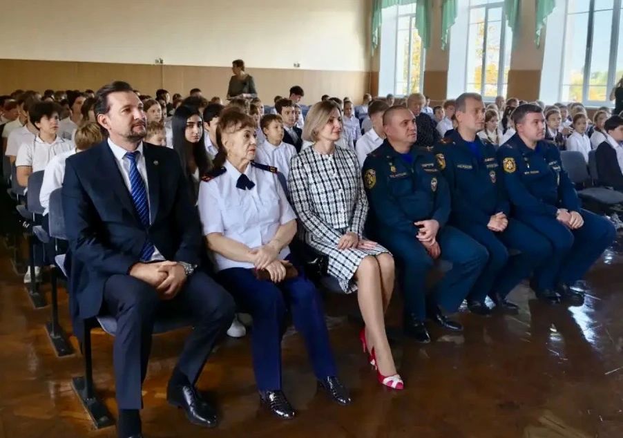 Сегодня в школе № 1 состоялась церемония торжественного посвящения школьников в юные пожарные Сегодня в школе № 1 состоялась церемония торжественного посвящения школьников в юные пожарные