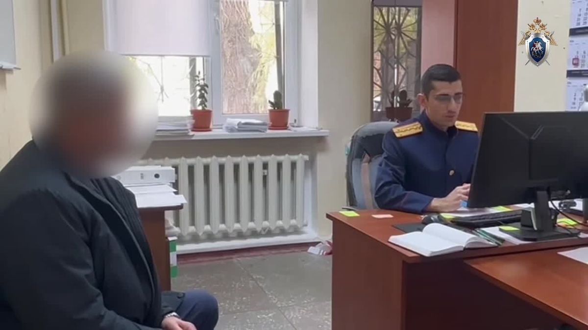 Кадры следственных действий с участием подозреваемого по уголовному делу о злоупотреблении должностными полномочиями и мошенничестве
