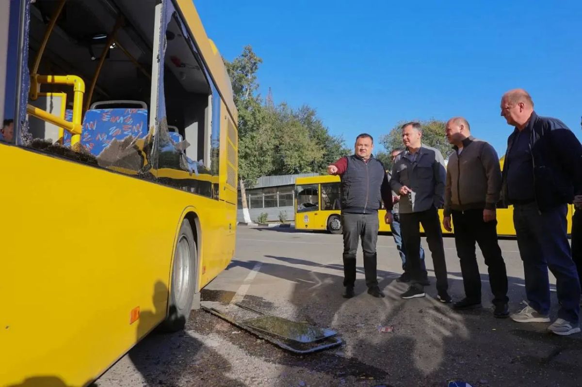 Автобусный парк транспортного предприятия "Ростовпассажиртранс" оказался поврежден при атаке БПЛА, на линию выйдет резервный транспорт, сообщил губернатор Юрий Слюсарь Автобусный парк транспортного предприятия "Ростовпассажиртранс" оказался поврежден при атаке БПЛА, на линию выйдет резервный транспорт, сообщил губернатор Юрий Слюсарь