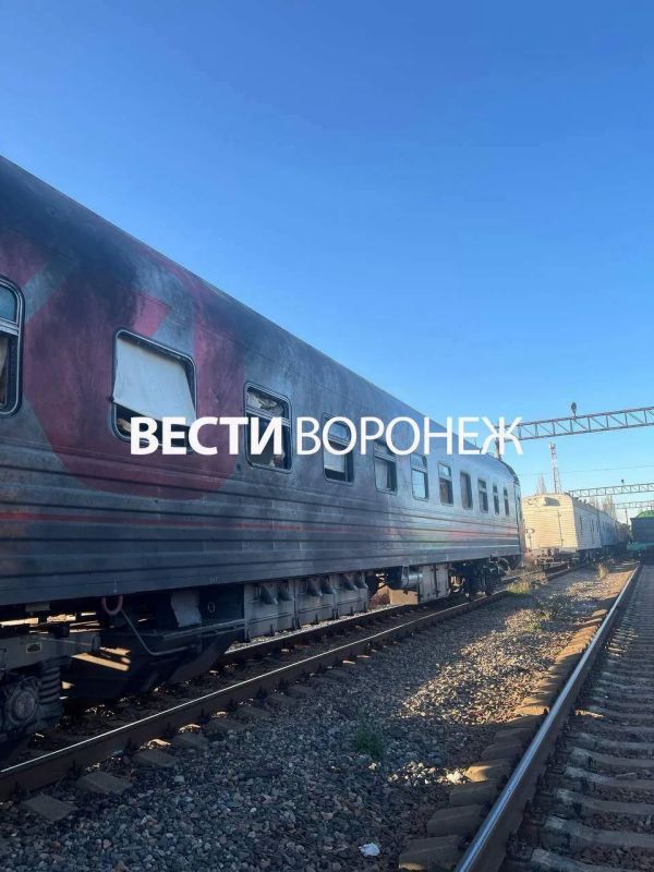 Футболистам «Локомотива», оказавшимся в атакованном БПЛА поезде, помог добраться до Москвы воронежский «Факел» Футболистам «Локомотива», оказавшимся в атакованном БПЛА поезде, помог добраться до Москвы воронежский «Факел»