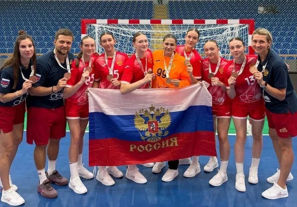 Семь гандболисток из Ростова стали бронзовыми призёрами чемпионата мира среди девушек до 16 лет в составе сборной России, сообщает администрация города